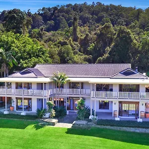 https://the-golden-whistler-montville.queenslandhotels.net